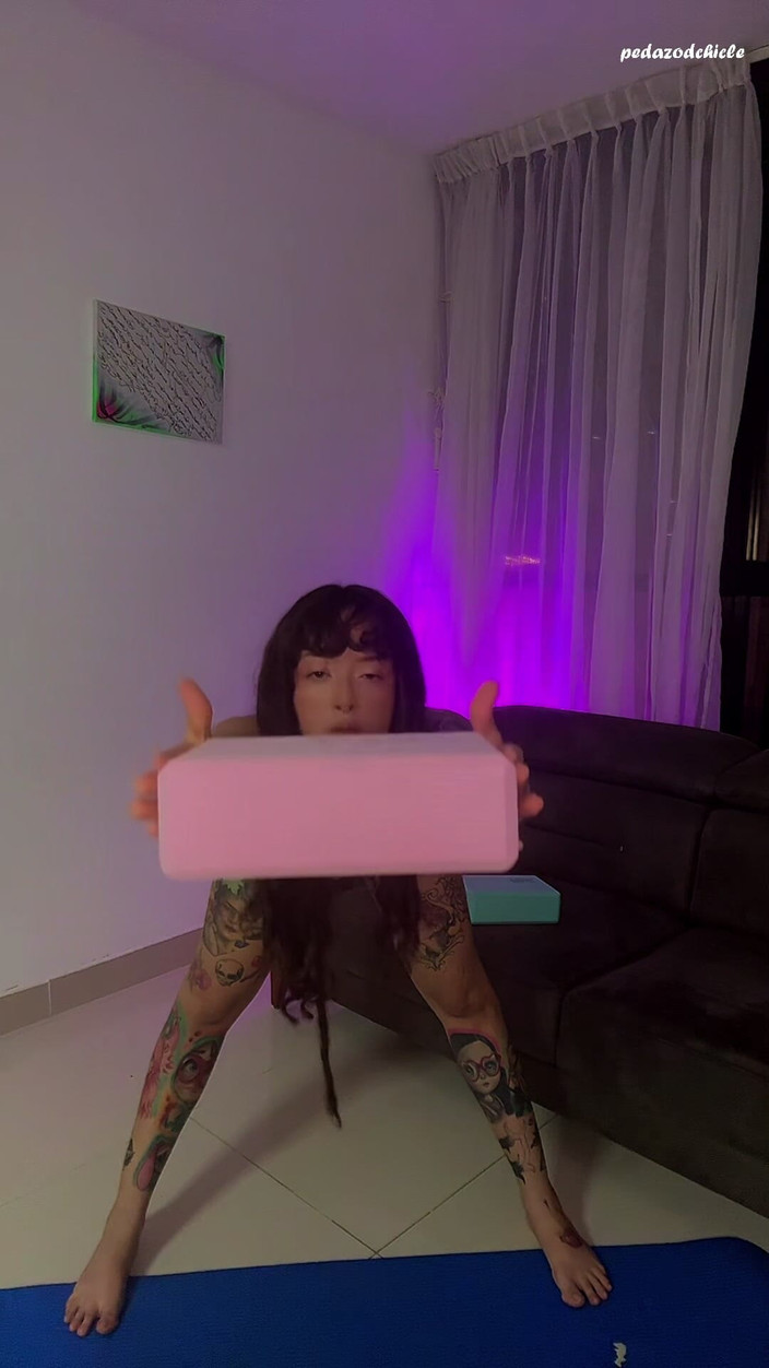 Pedazodchicle: Alternative mädchen-dehnung in weißem tanga. Joga. Sfw Sfw