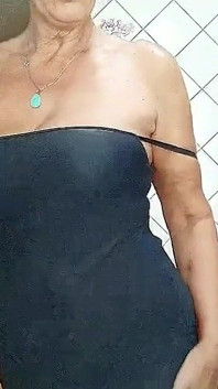 厨房里的孤独女主人在直播前展示她古老性感身体的美丽
