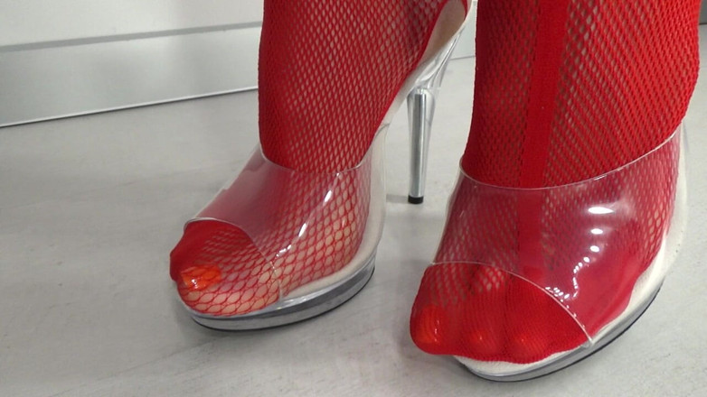 AnnaBUST: 赤いストッキングを履いた主婦