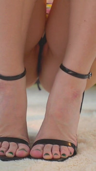 Schön, meine füße in absatzsandalen zeigend