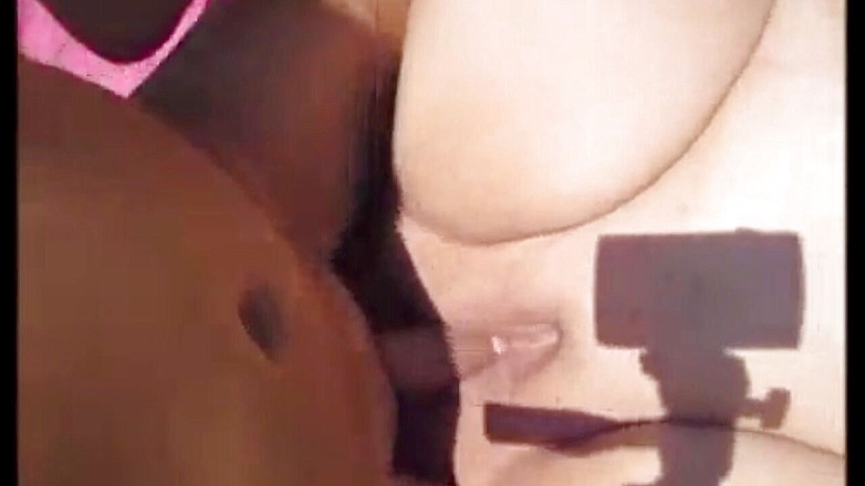 Fat House Wife: 屋外で日焼けするホットな妻は彼女の猫を使用し、深いパイ玉を中出しします