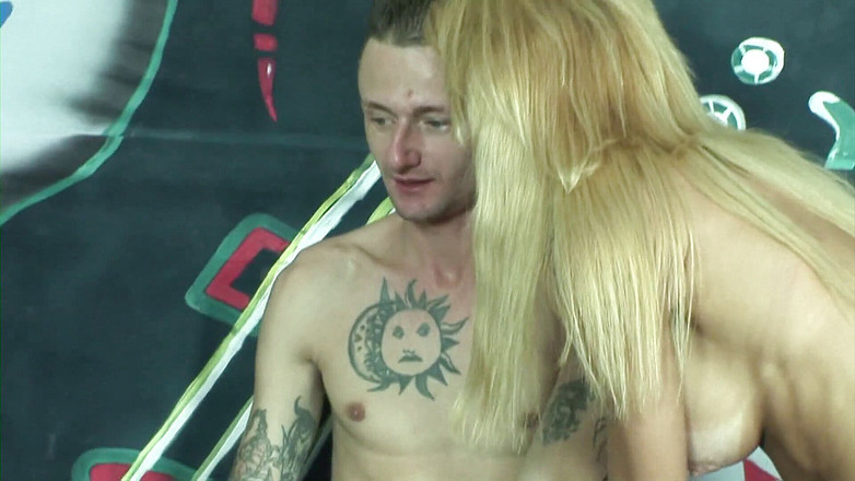 Wonder Shemale: Transsexual Alessia Barbosa com um casal com tesão