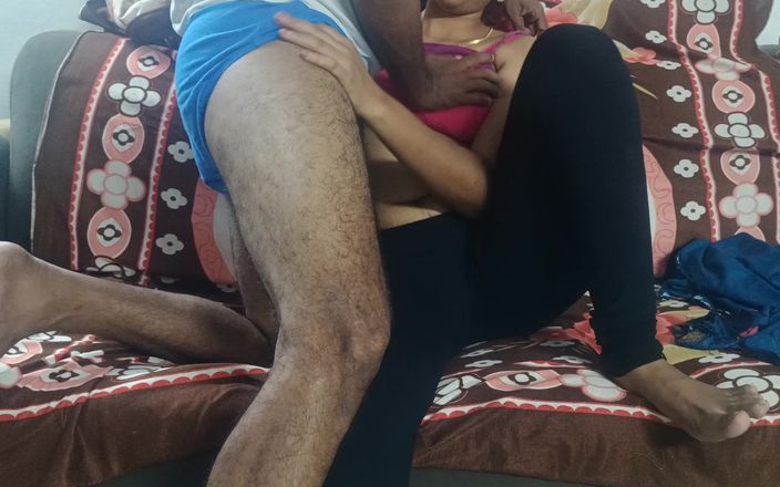 Pushpa studio: Istri nakal ini lagi asik dijilat habis-habisan di sofa