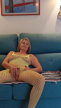 Oma Wird Auf Dem Sofa Gut Gefickt!