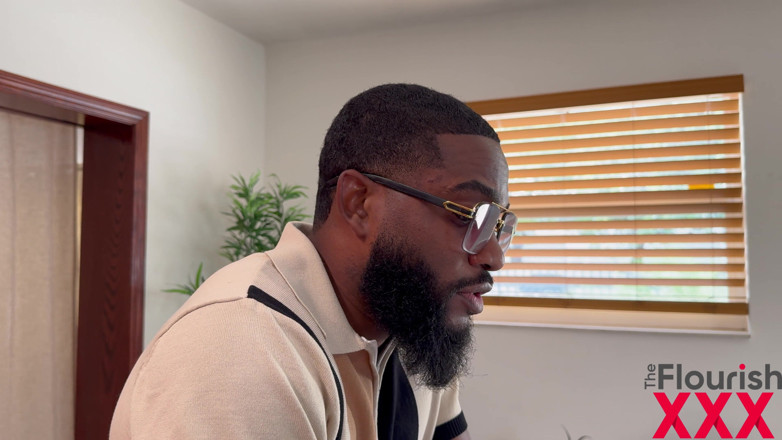The Flourish XXX: あなたのペニスの匂いを嗅がせて、ダンケンヒナをMrblackに言う