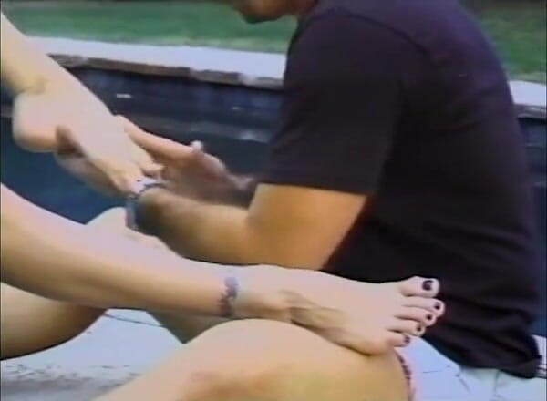 Outdoor Fucktivities: Chico cachondo frotando el pie en la piscina