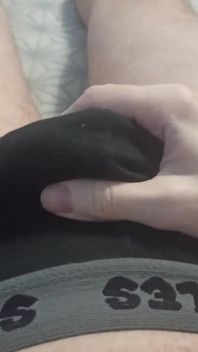 Die Reibung des Penis in meiner Unterwäsche ist eine riesige Ladung in meiner Hose