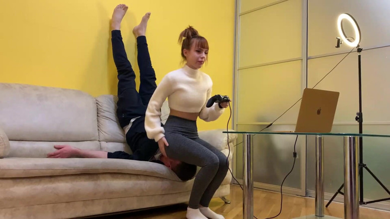 Petite Princesses Femdom: लेगिंग पहनी Gamer Kira खेलते समय अपनी कुर्सी के गुलाम का उपयोग करती है