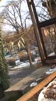 Una puta es follada en un puente cubierto de nieve