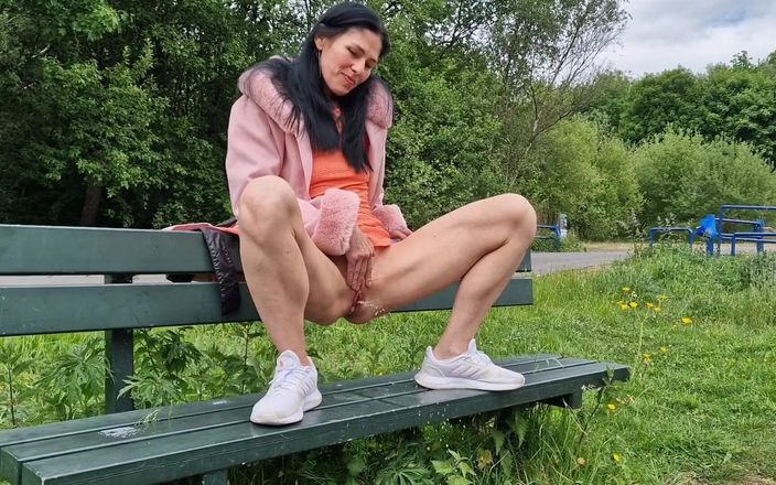 Nicky Brill: Pisse nue