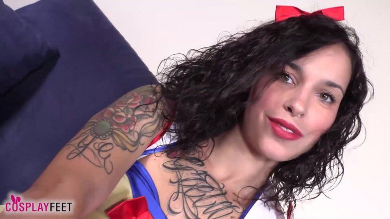 Feet & Cosplay: Seksowna wytatuowana Dolly w stroju Królewny Śnieżki z czarnymi rajstopami