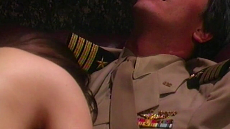 NAUGHTYPOLSKA: Спокусливу брюнетку пестять пальцями і трахають на дивані