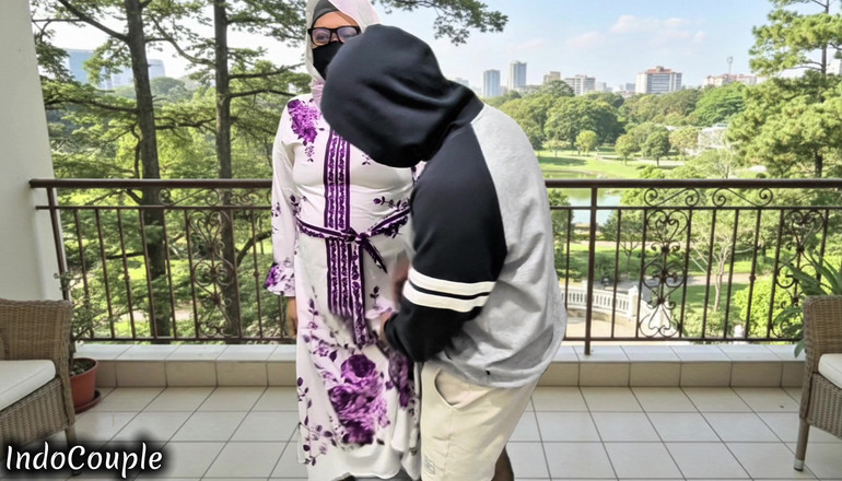 Indo Couple: Istri nakal berhijab yang suka selingkuh ketemu sama aku di...