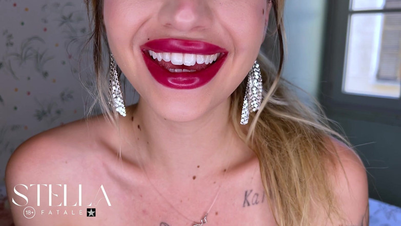 Stellafatale: Cherry red lipstik lipstik menggoda ciuman ke kamera