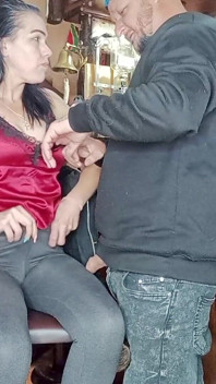 Vecinul de alături o face pe soția mea în timp ce eu mă uit de la bar