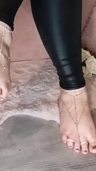 Permainan kaki sensual, lace hitam dan perhiasan emas