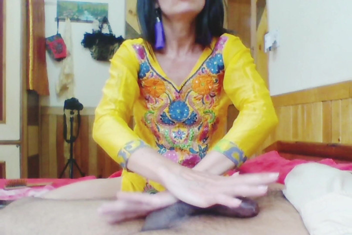 Bolly Karma: Živá kamera nevlastní matka Viděna s velkým černým pérem