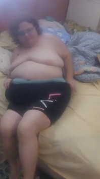Cewek semok ini lagi asik mainin memeknya dan nyepong kontol ceroboh hot banget!