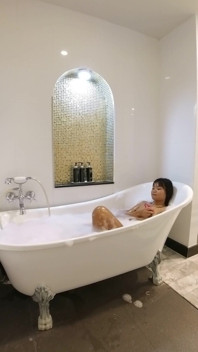 Horny Bath Time in a Luxury Room