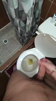 Două jeturi de spermă în urina din baie