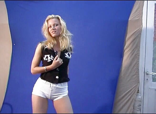 Flash Model Amateurs: Si cantik blonde amatur suka menunjukkan tubuh seksinya