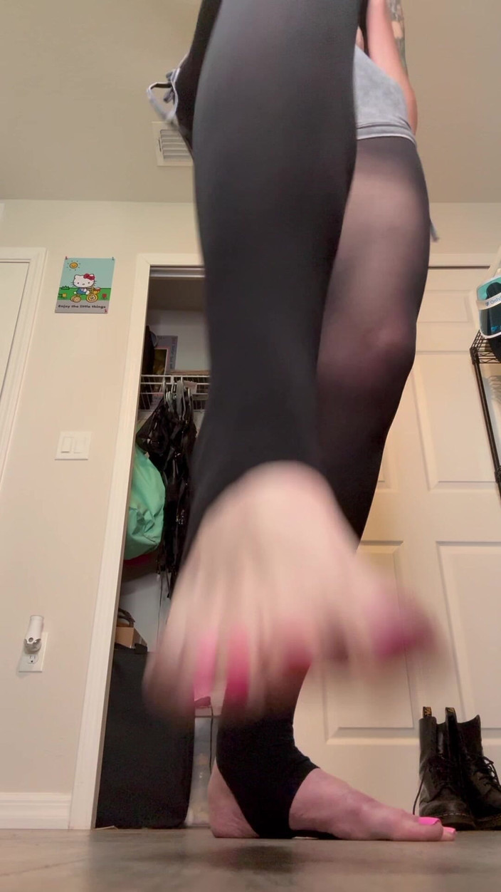 Peppermint Giantess: Stomping barefoot keras dalam stirrups saiz 16 kaki