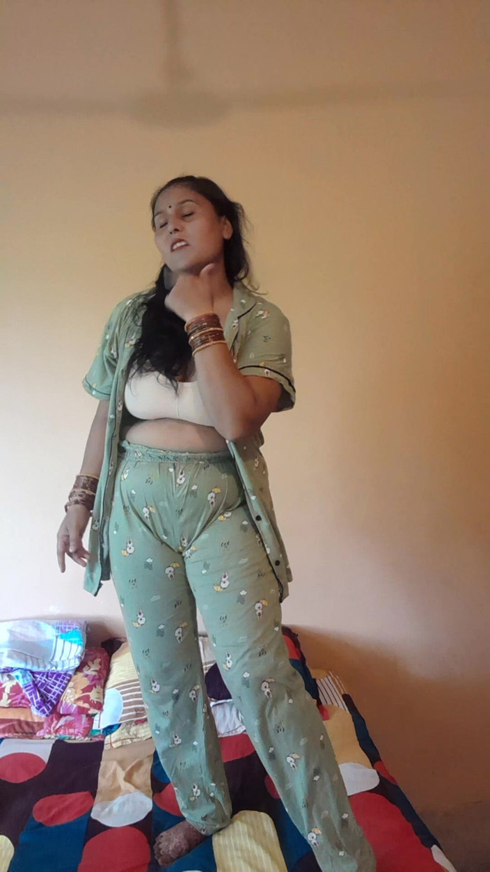 Puja555: デシの女の子がベッドの上で踊る