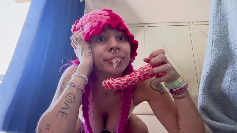 Nali Marie: Menghisap dildo remaja deepthroat drool kongkek muka