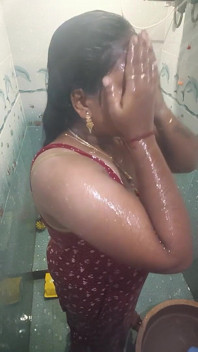 Une femme desi prend une douche