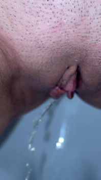 Утреннее мочеиспускание крупным планом! Колодки! Женское видео от первого лица!