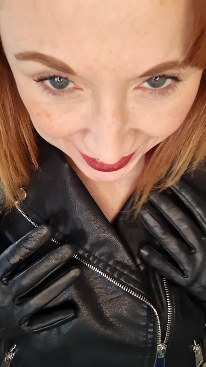 Lily kink: Donna Vestita Uomo Nudo MILF Vestita Di Pelle Istruzioni per...