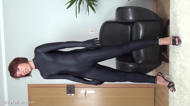 Kelly in spandex: Fullbody Black Shiny Catsuit
