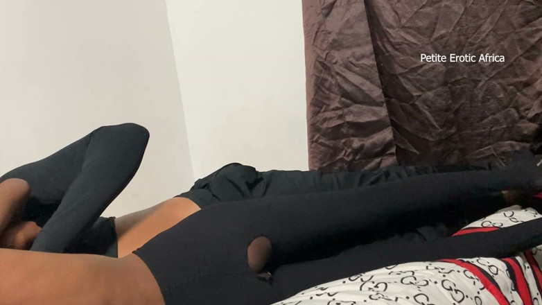 Petite Erotic Africa: Cowgirl remaja eboni kurus dalam stoking