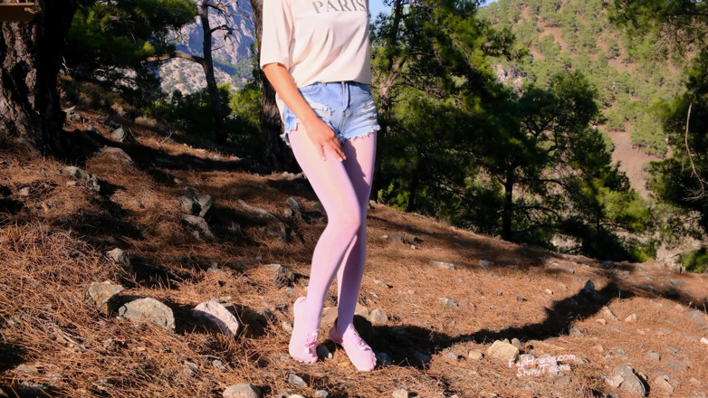 Shiny teens: Collants blancs brillants et mini-shorts en jean dans la nature