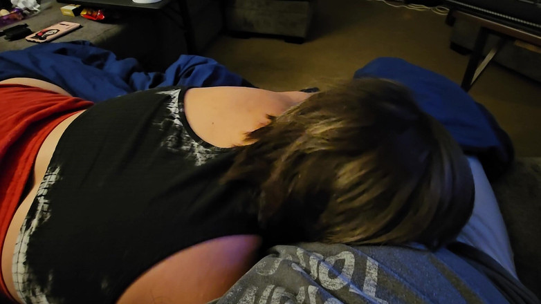 Funhousewife69: Nyepong kontol luar biasa lainnya sambil nontonin teriakan dan dia...