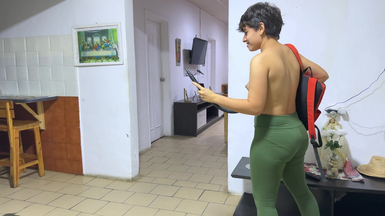 SugarPose: Jasmine má první den jako duch