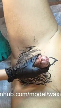 Elle fait un body art intime à un mec