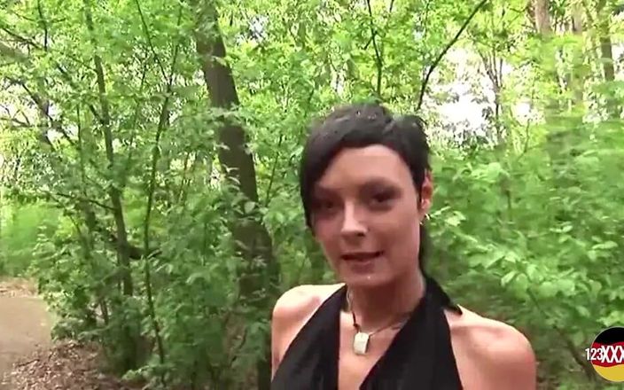 123XXX - 100% Amateurs: 丰满的德国短发女士在树林里吃精液