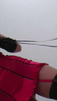 Sexy teen lee logan ist eine devote schlampe, die es liebt, großen weißen schwanz tief in ihre triefende muschi zu nehmen