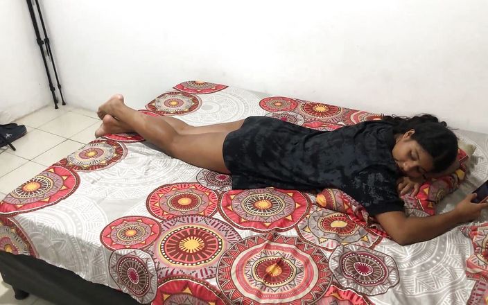 Johanna_love: Saya dapati adik tiri saya bersendirian di dalam biliknya dan...