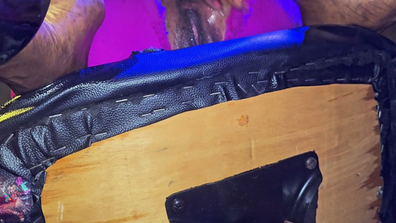 Sexxxy splash official: Clubgirl spreizt geölten arsch in rosa dessous - POV-Ansicht