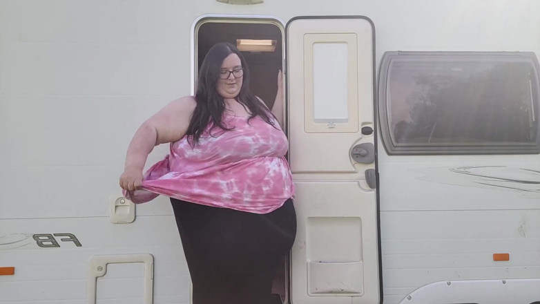 SSBBWLadyBrads: SSBBW Vs Tiny caravan door