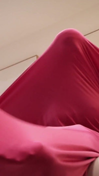 Kiki Daniels eingewickelt, gefesselt, gekitzelt und geknebelt in einem Spandex-Cocoon von...