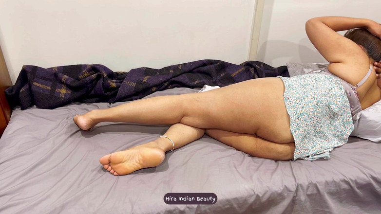 Hot 365 Entertainments: Hira, Beauté Indienne: Une Bhabhi Voluptueuse Taquine Avec Un Gros...