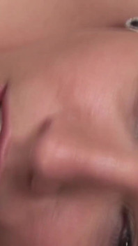 La seducente ragazza in calze a rete viene sbattuta analmente da un bbc