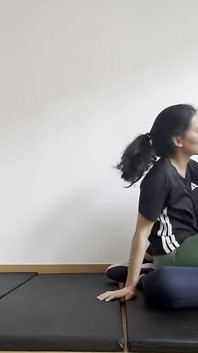 Två lesbiska knullar på sina gymnastikmattor i sina leggings