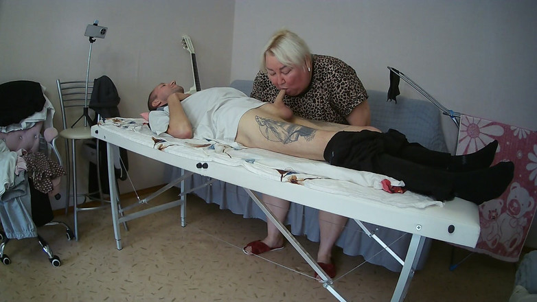 Zona901: Soacra suge și îmi masturbează pula pe masa de masaj și înghite spermă