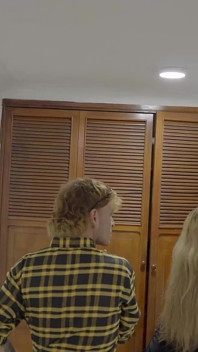 Prodejce vídeňských kořenů mě šuká a líže mi kundičku