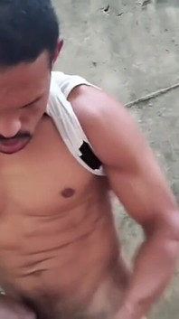 Dietro il muro dell'edificio