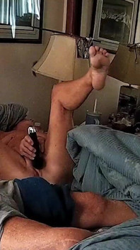 Tante Ann spielt mit muschi, während sie footjob gibt